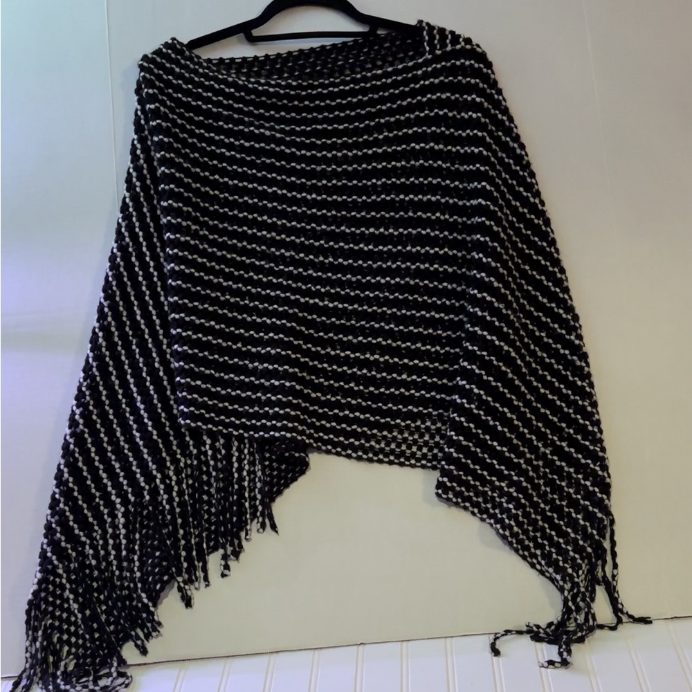 Steve Madden knitted black/white fringed ends poncho  ruana one size.